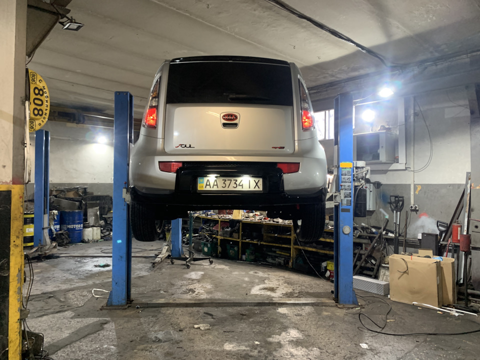 Накладка заднього бампера Kia Soul P8300-2K050 3
