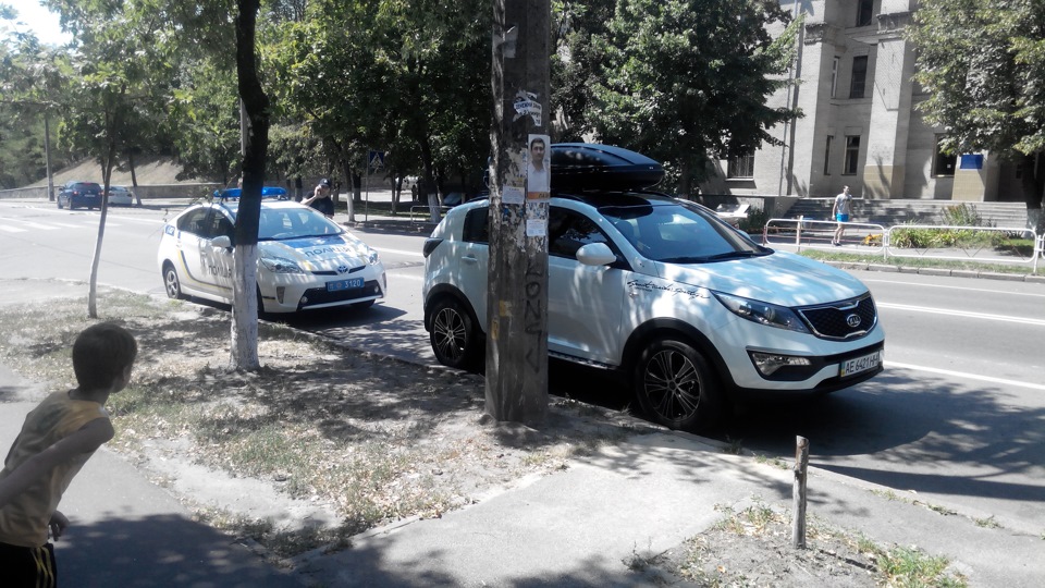 Поліцаї оточили 1