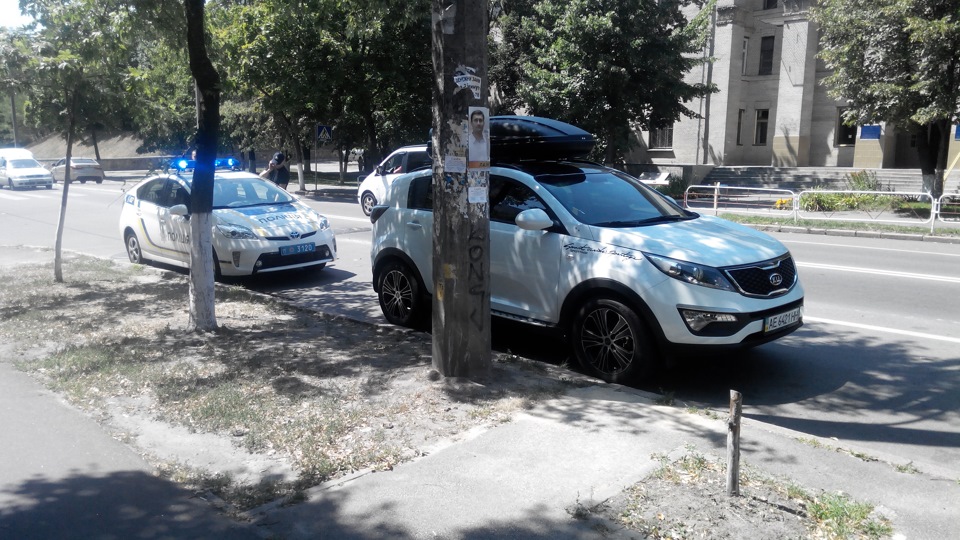 Поліцаї оточили 3