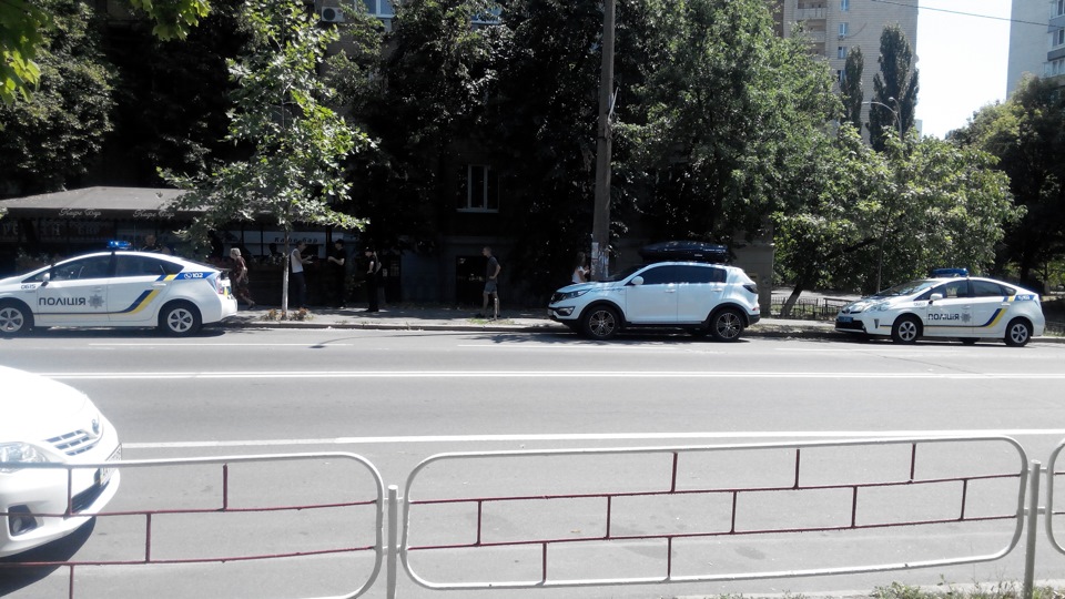 Поліцаї оточили 5