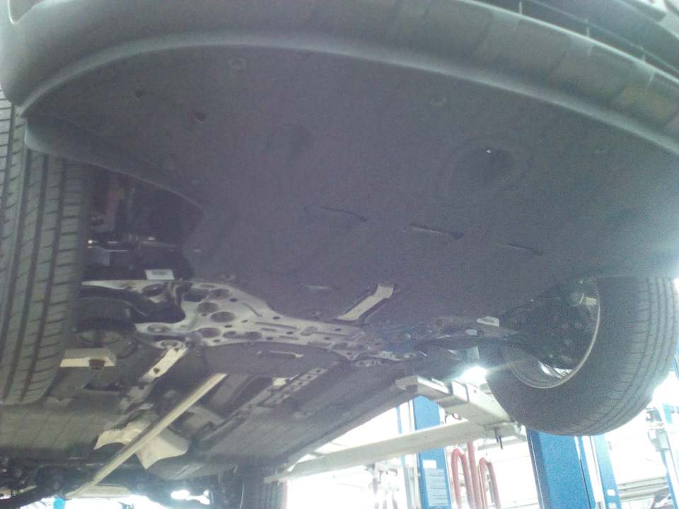 Плюшки від автосалону: захист днища, парктроніки та килимки 2