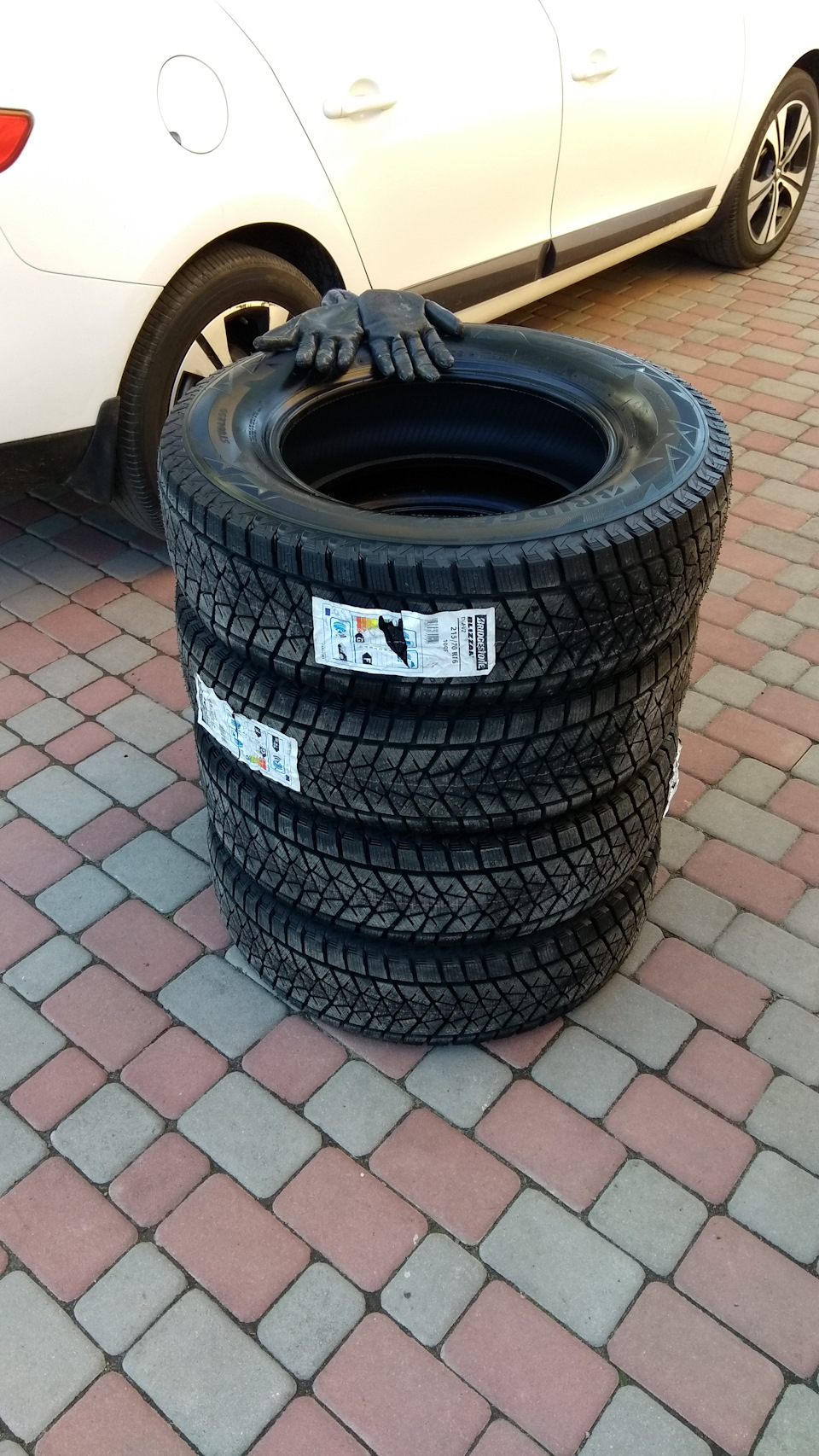 Нові зимові шини Bridgestone Blizzak DM-V2 (215/70R16 100S) 1