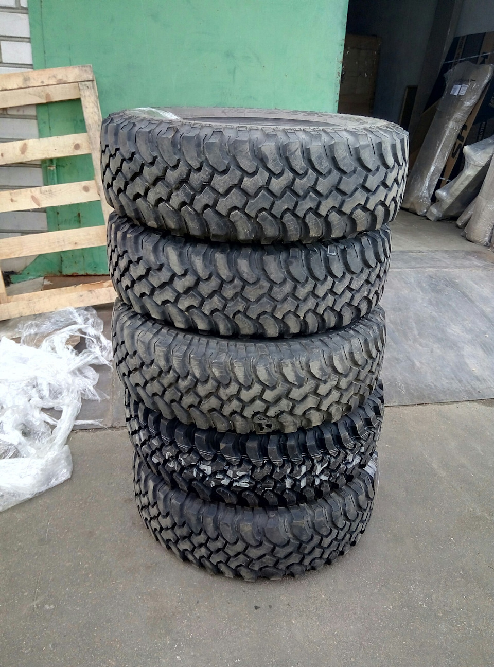 Злі тапки BFGoodrich Mud Terrain KM1 235/75r15 1