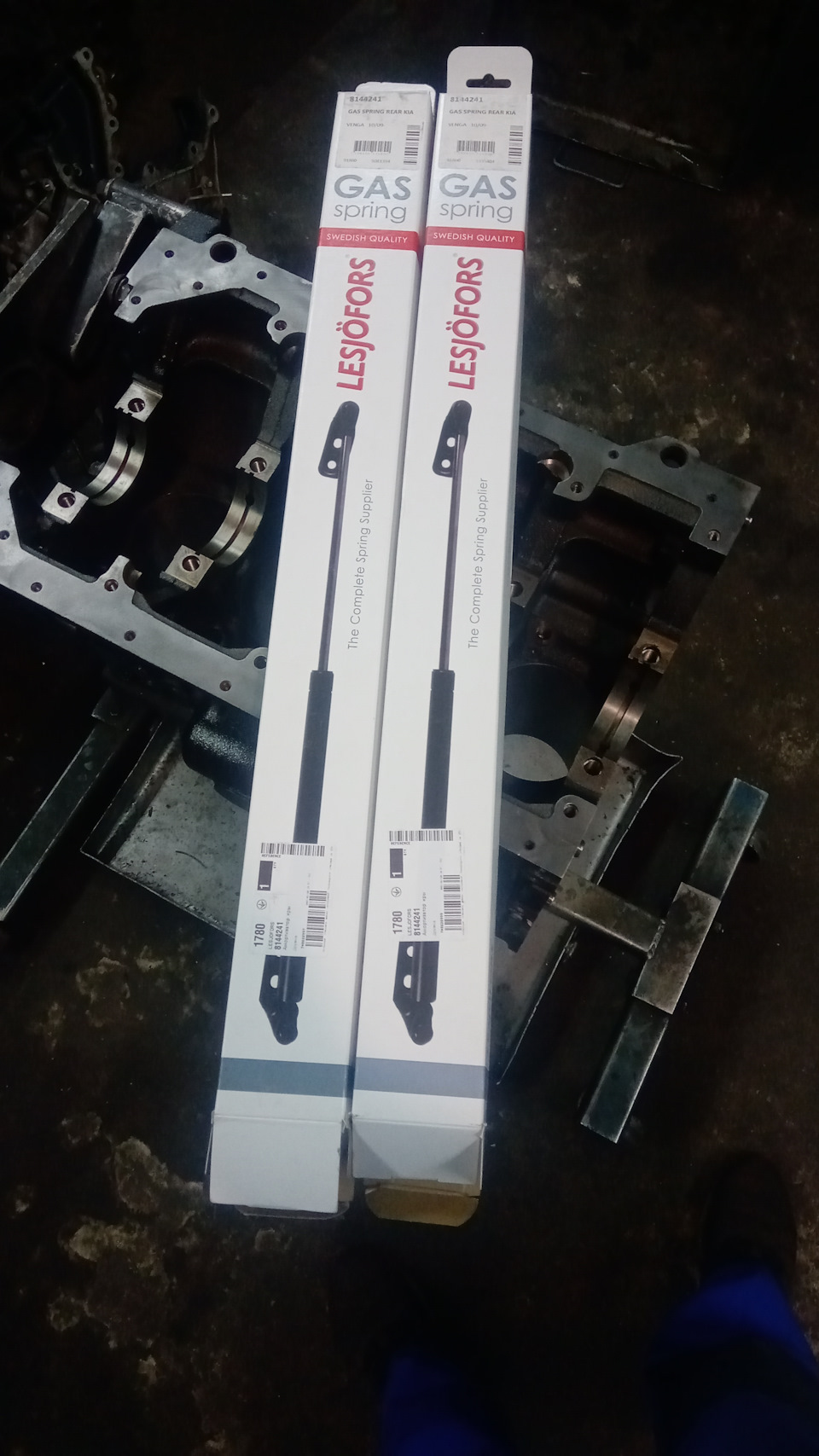 Газові упори багажника 2