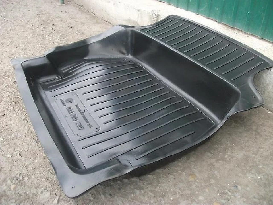 Новий килимок у багажник