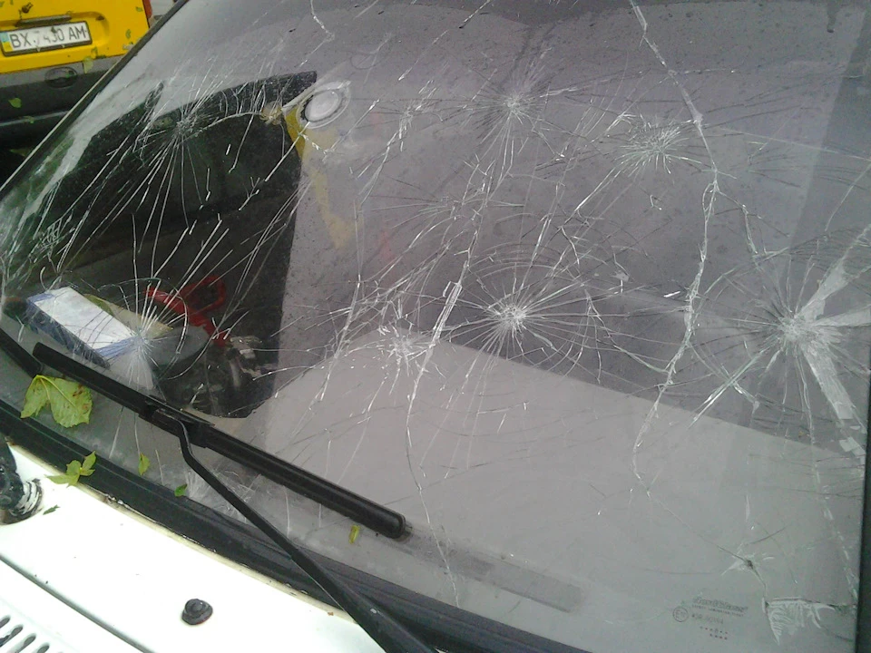 Град з розміром курячого яйця, біда :(