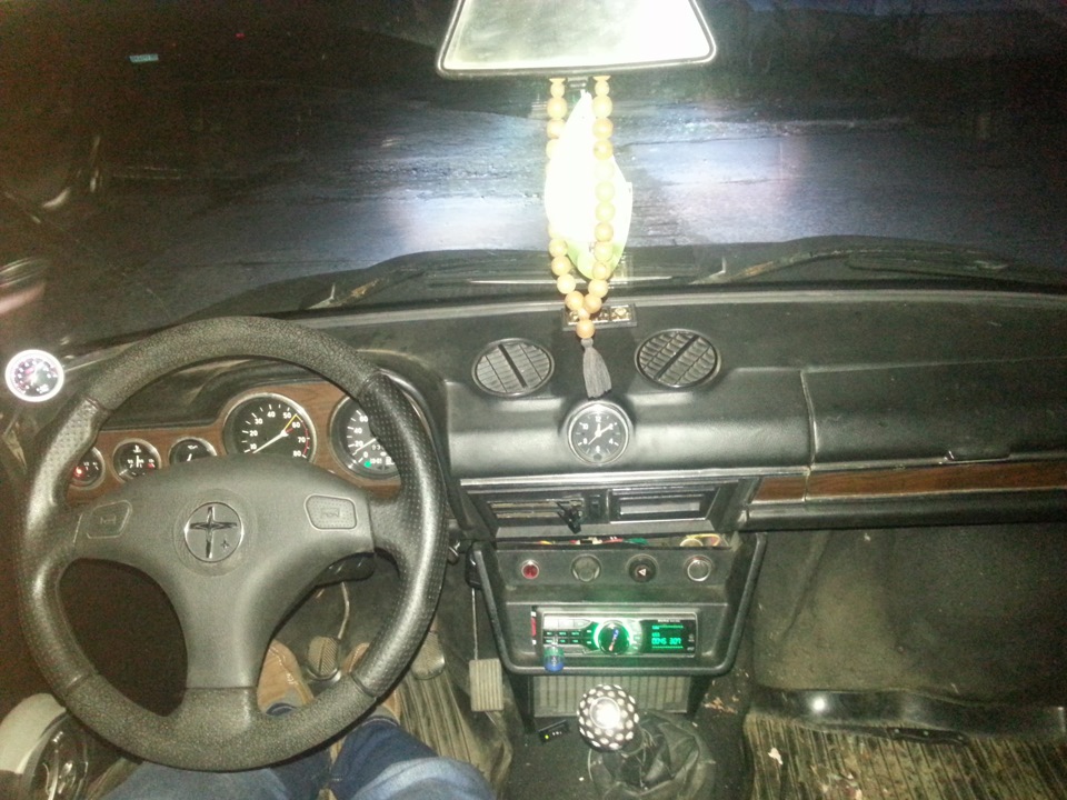 Салон у бардаку і в напівзібраному вигляді))) 3