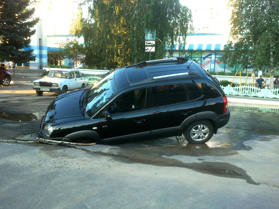 Провалився Тюксон або новий вихід з метро))) 1