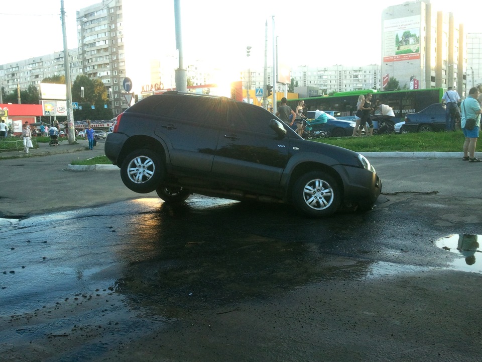 Провалився Тюксон або новий вихід з метро))) 2