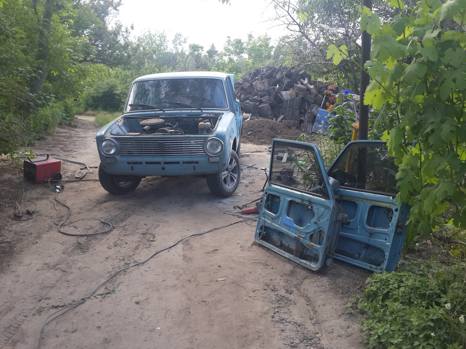 Нове життя 2101. Частина 2. Підварюємо, знімаємо старі двері і починаємо розбирати 1