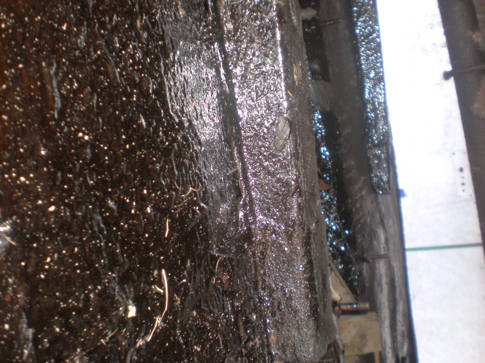 днище замазав бітумною смолою. 1