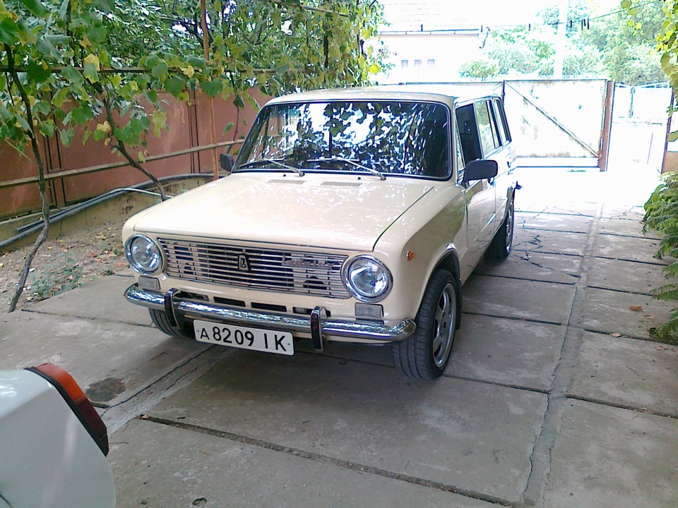 ваз 2102 1986 та 1975 :) 2