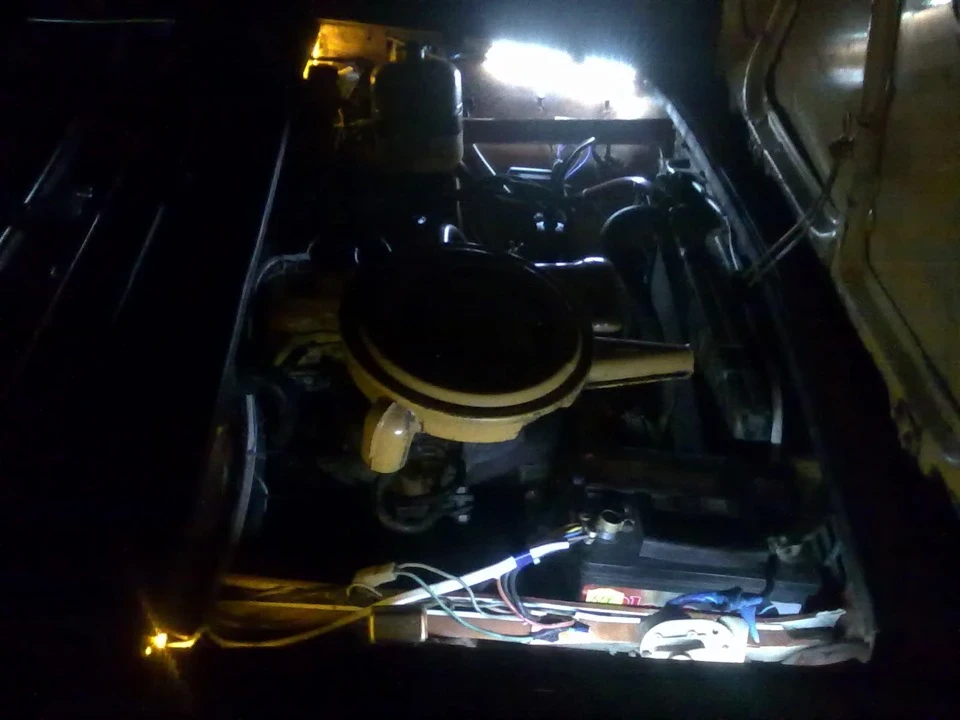 Підсвітка в багажнику і під капотом...