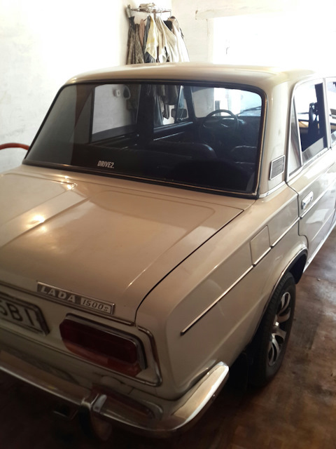 Розшифруйте букву s у шильді на багажнику LADA 1.5s 1