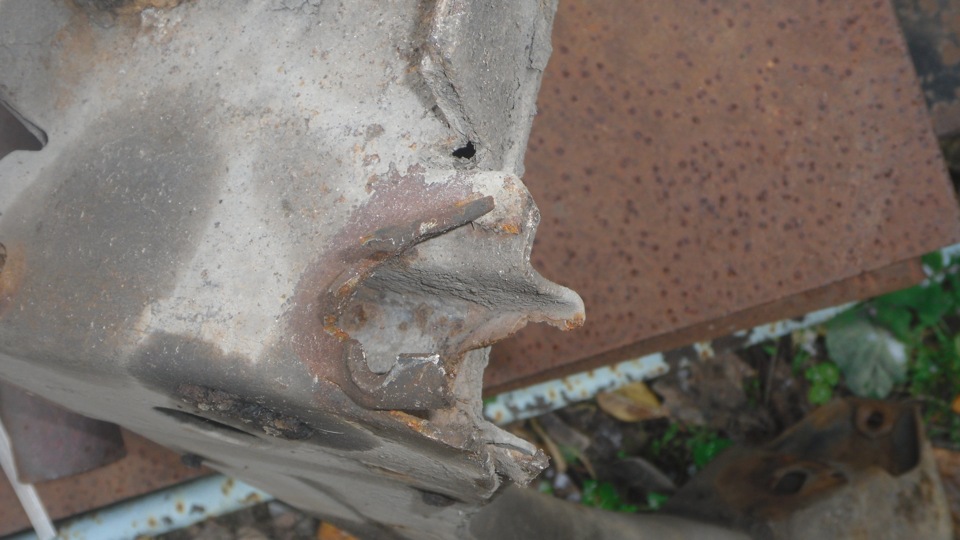 відірвано нижній важіль від балки 3