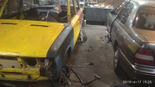 Потихеньку машинка набуває вигляду. 2