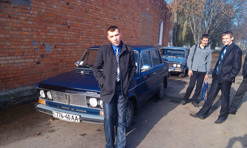 Поставив біля коледжу сфотографувалися всі :D (Пару фоток)