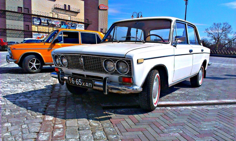 Фотозустріч ладу 2103 і ладу 2114 взутих у диски ZW 2
