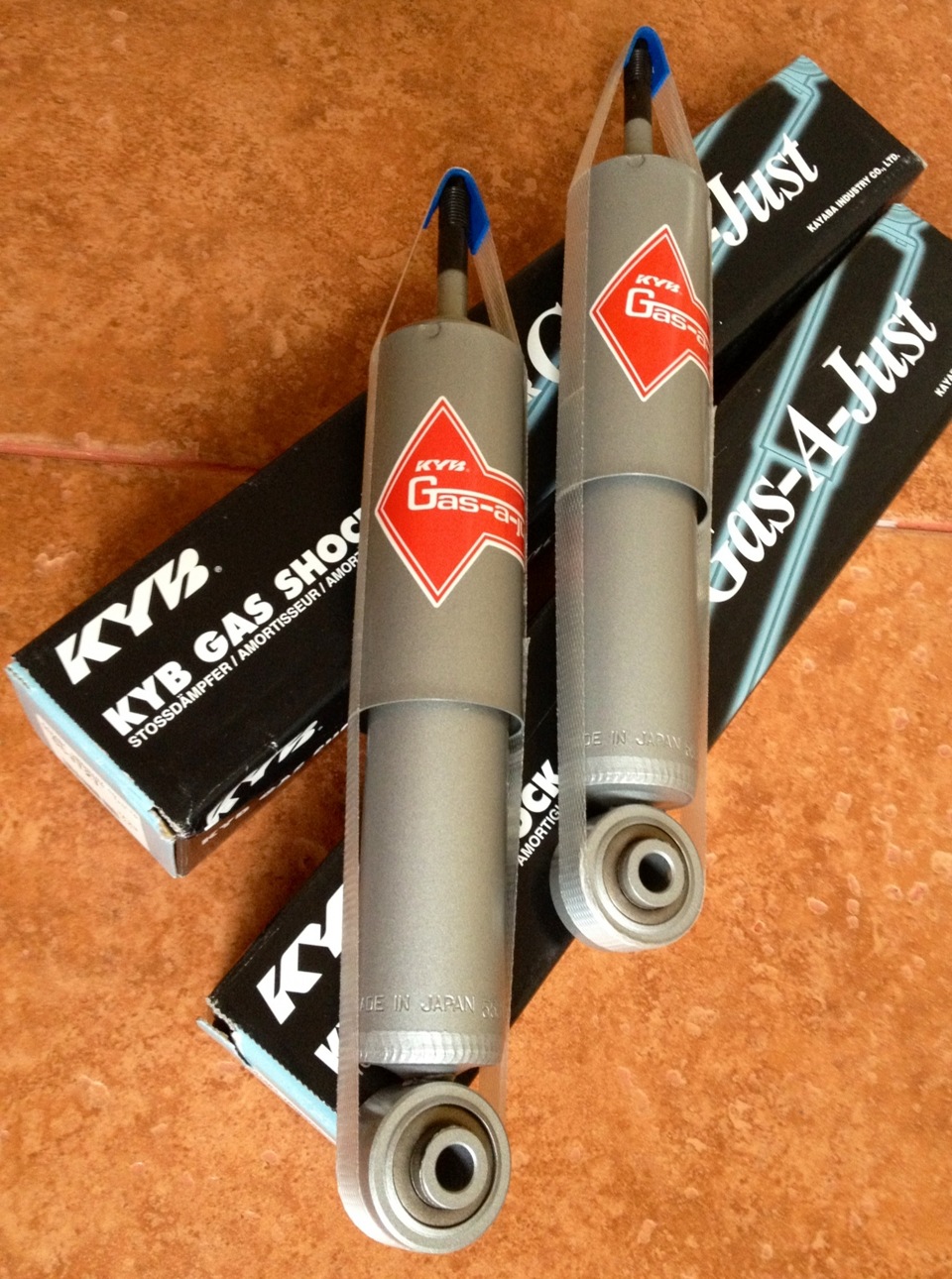 Kyb gas-a-just та Нива пружини на перед 4