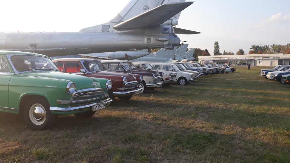 Вже стоїмо на Old Car Land 4