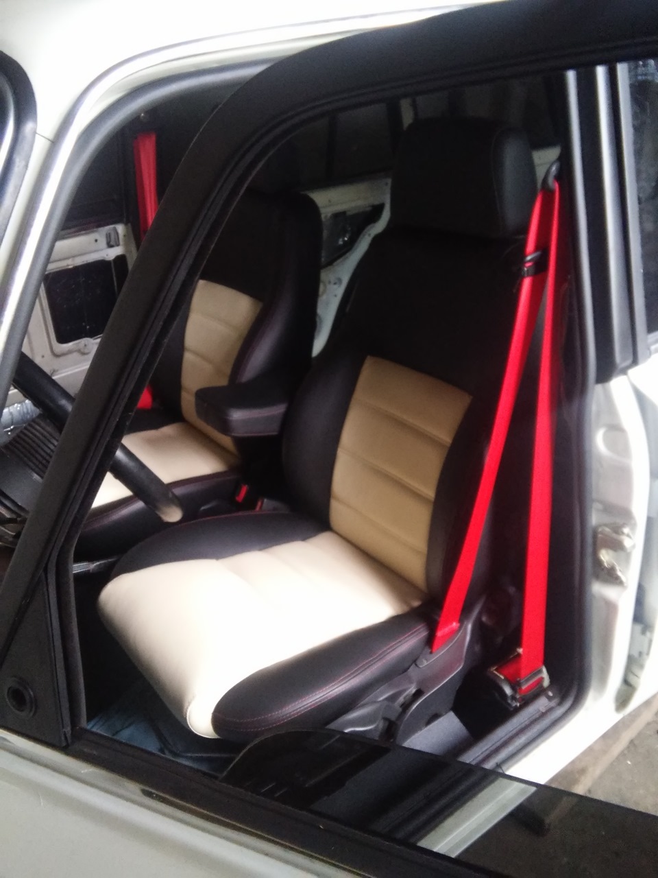 Червоні ремені безпеки від Citroen C2 (Установка) 2