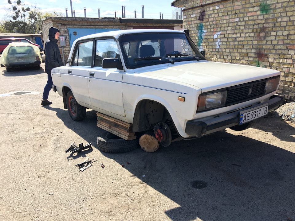 Поломка та заміна колодок зі шлангами. У гостях у TrueGarage Works 3