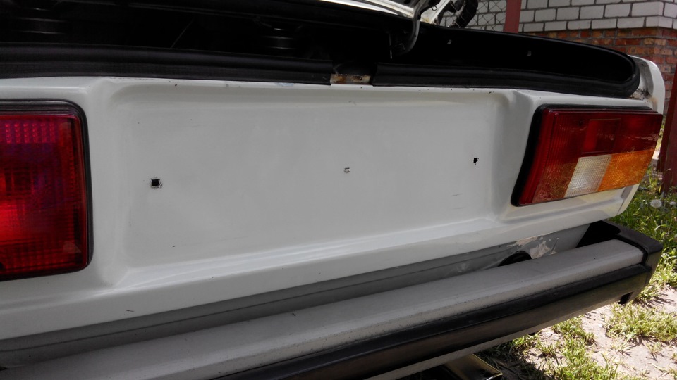 Нова рамка під номер та шильдик Lada 4