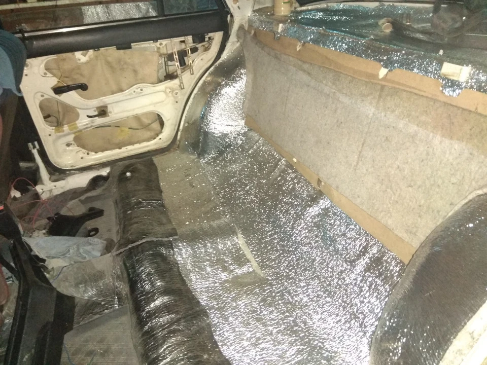 Шумо та теплоізоляція перегородки багажника