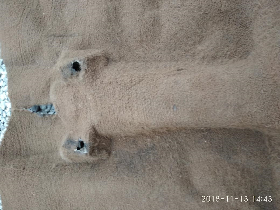 Коричневий килим 3