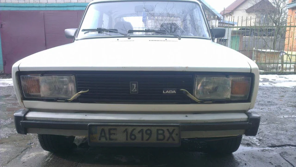 Шильдік Lada на грати