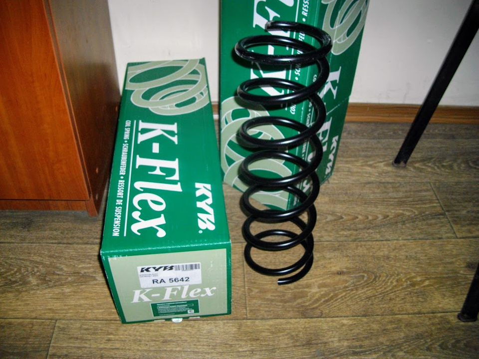 Задні пружини KYB RA5642 1
