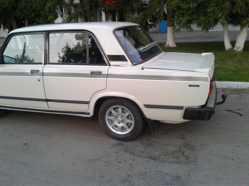 Дилерські наклейки (Streifenset — набори смуг) від Deutsche Lada Automobil GmbH на Lada 2105 Nova Junior. Три типи. 5
