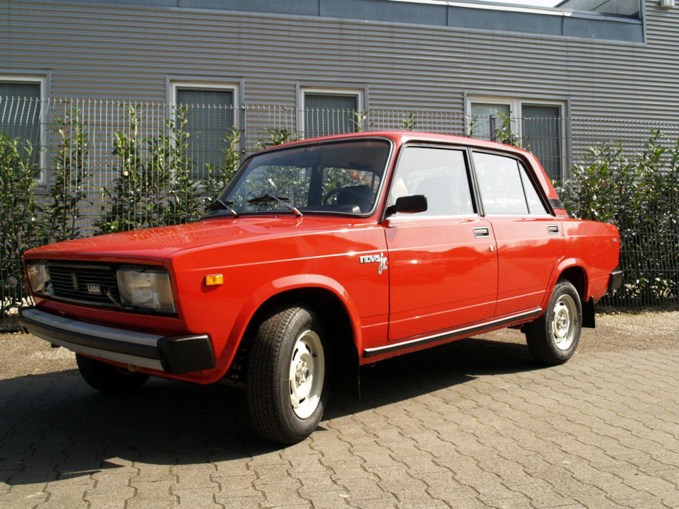 Продано. Шильдики із пластику від німецького імпортера Deutsche Lada Automobil GmbH LADA б/в. 2