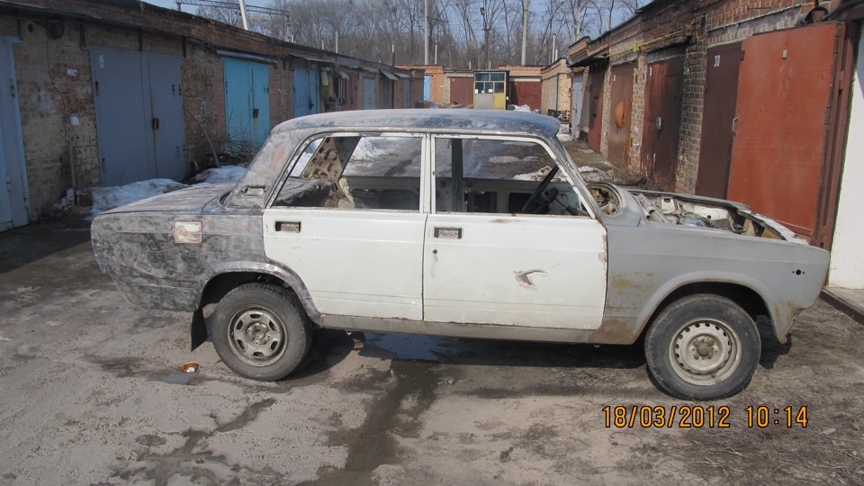 Очищаємо всю стару фарбу з машини 2