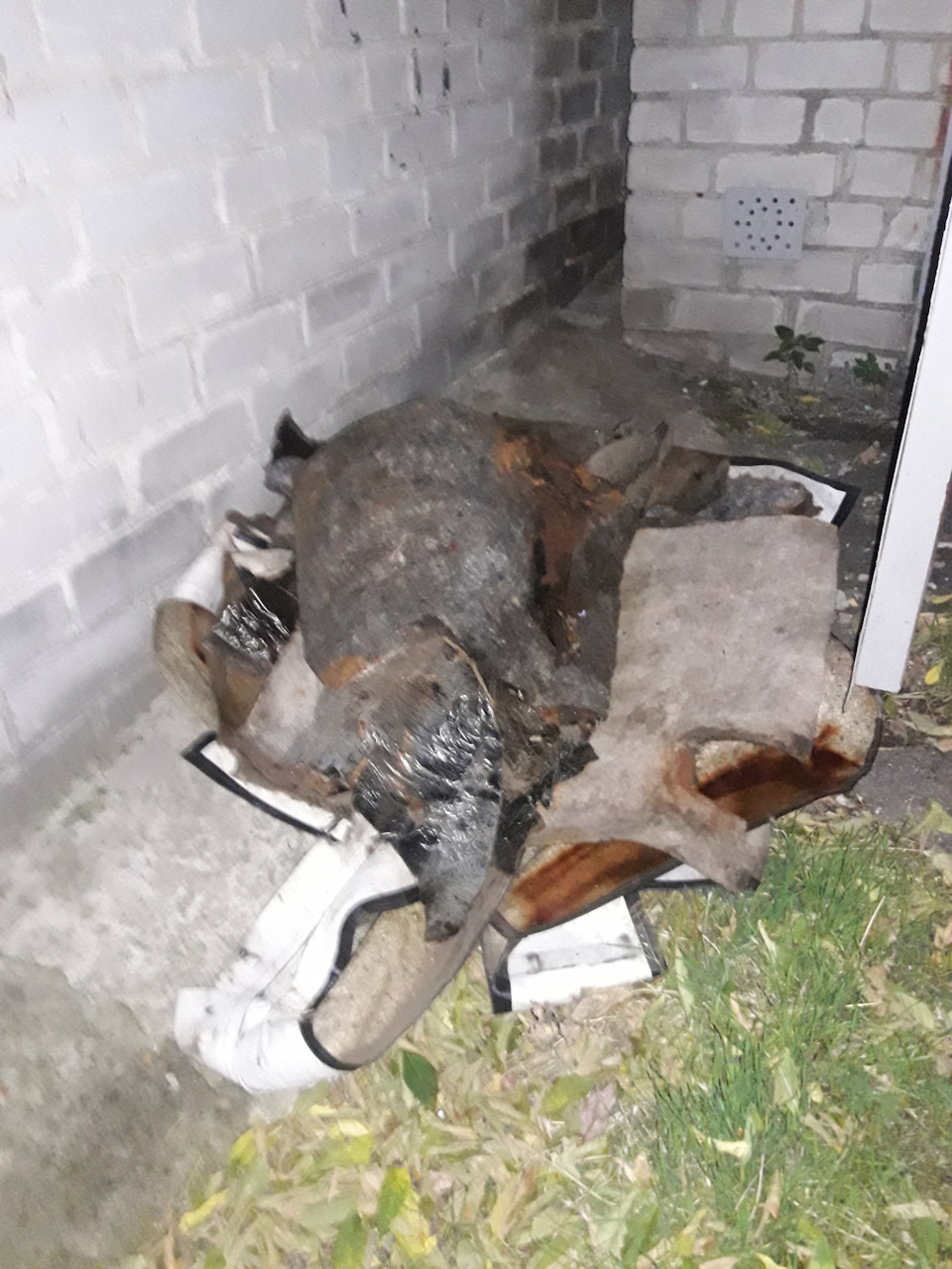 Зняв залишки салону. І остаточно для себе вирішив, підлогове покриття (гребаний лінолеум) теж під заміну. 3