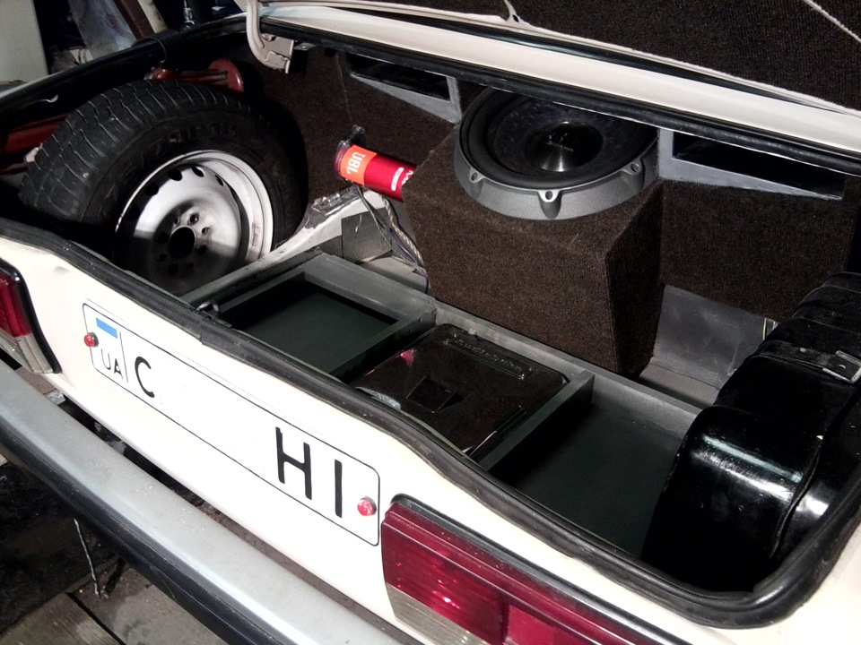 сабвуфер JBL P-1222 у ВАЗ класику 4