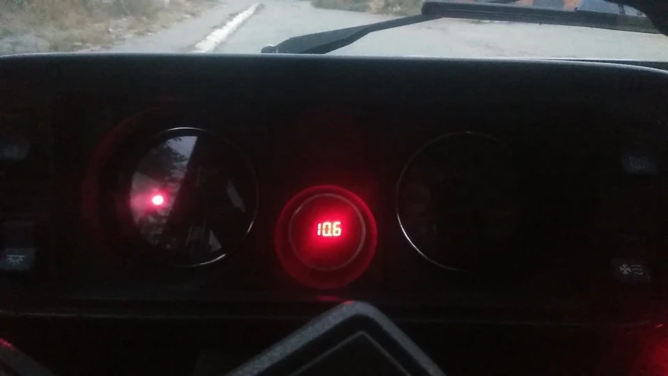 Цифровий вольт метр у штатному місці
