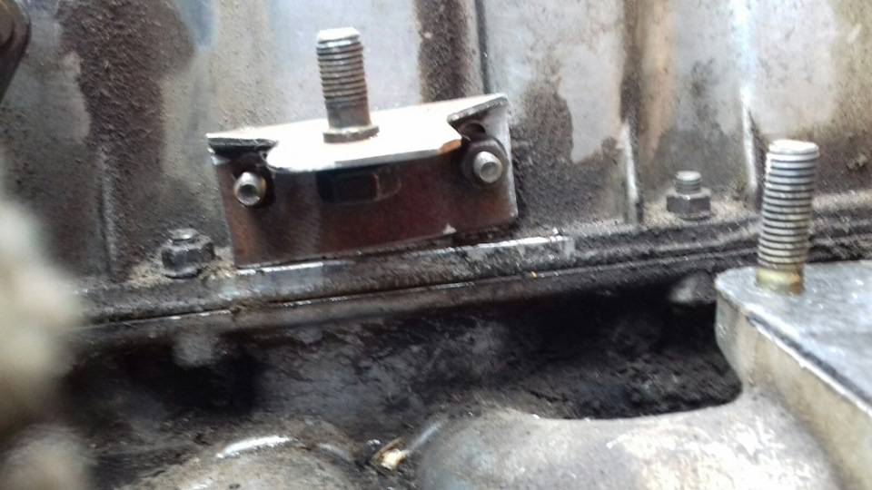 Кронштейн тяги газу 4