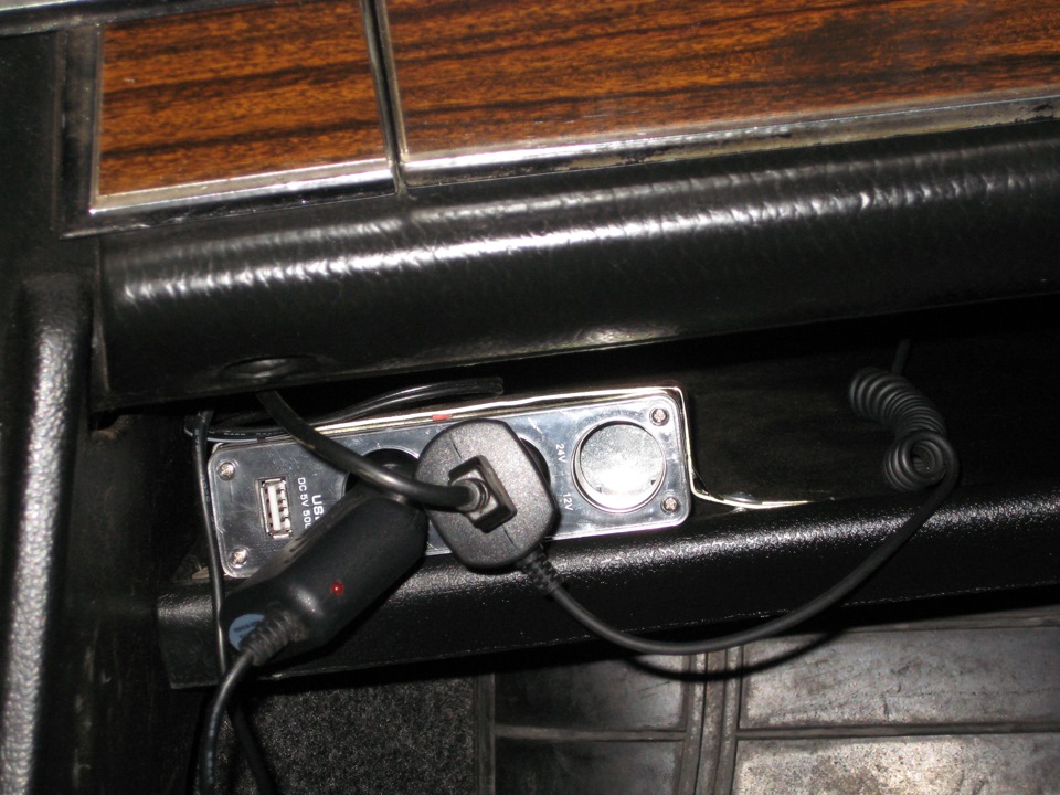 Полочка + тройник в прикуриватель с USB; 2