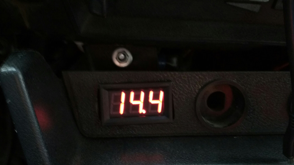 Цифровий вольтметр з Китаю 1