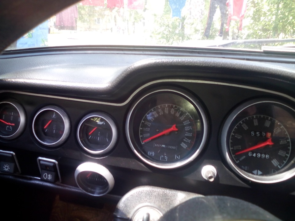 Приладова панель у стилі muscle car 2