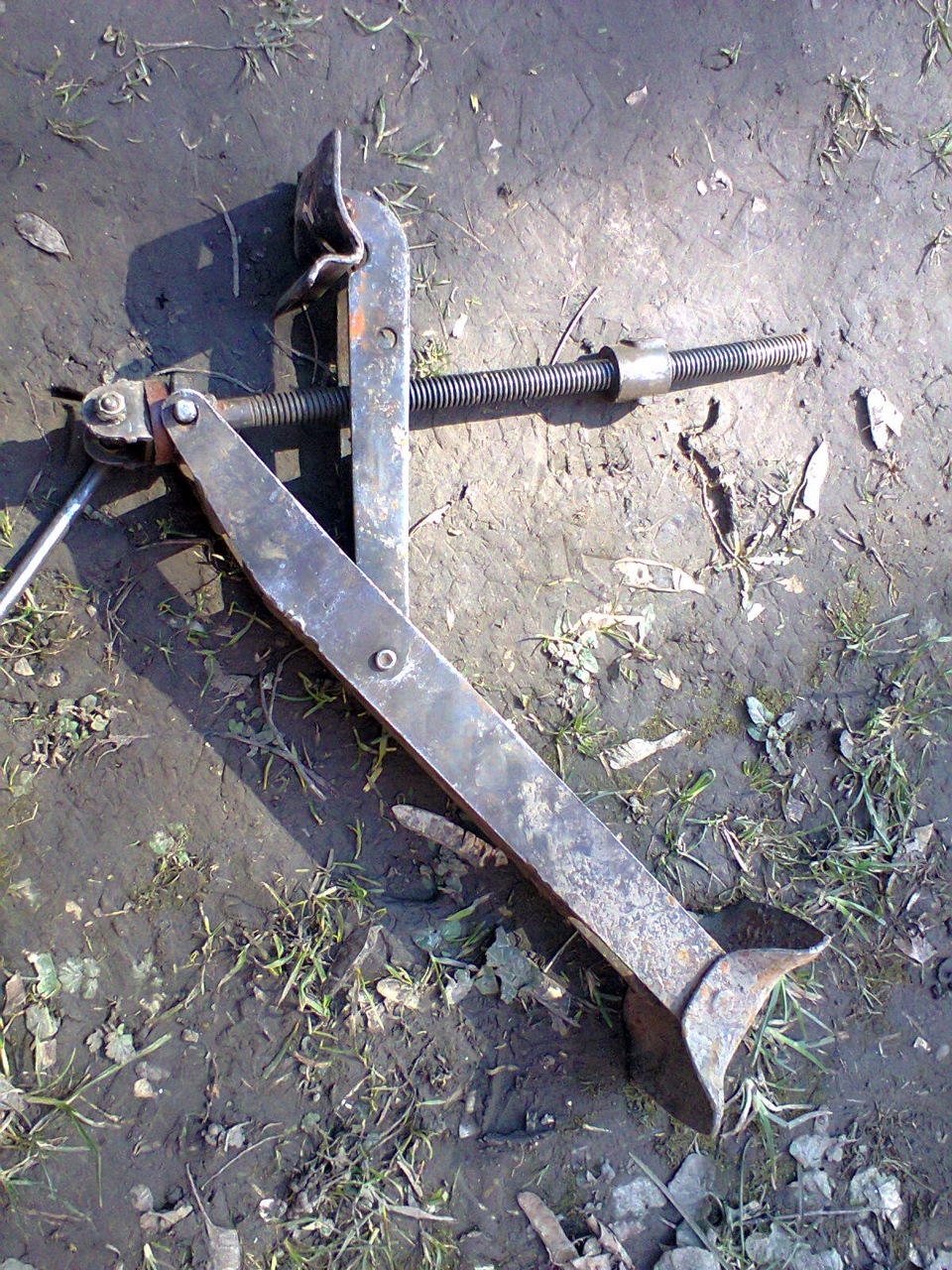 домкрат підвів 5