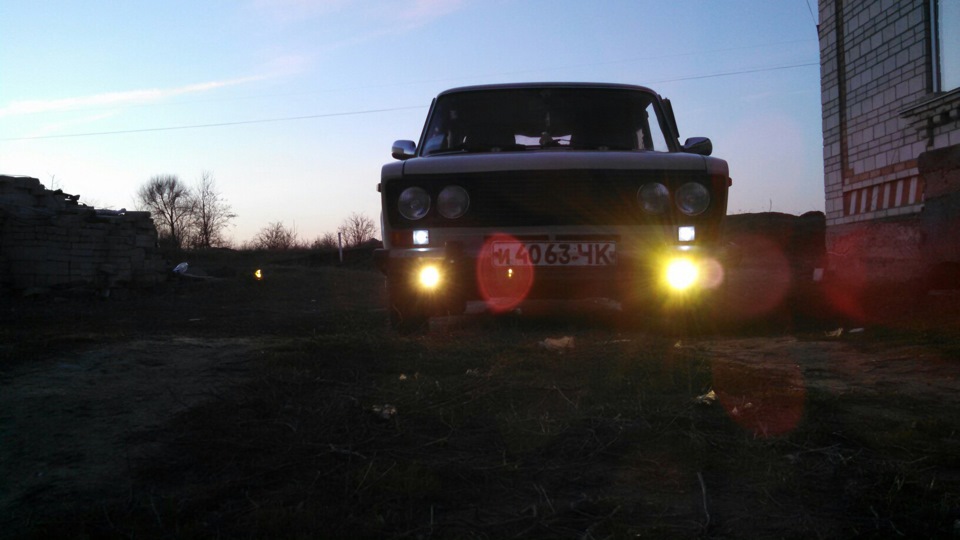 Світло туманок у сутінках. Увечері. 1