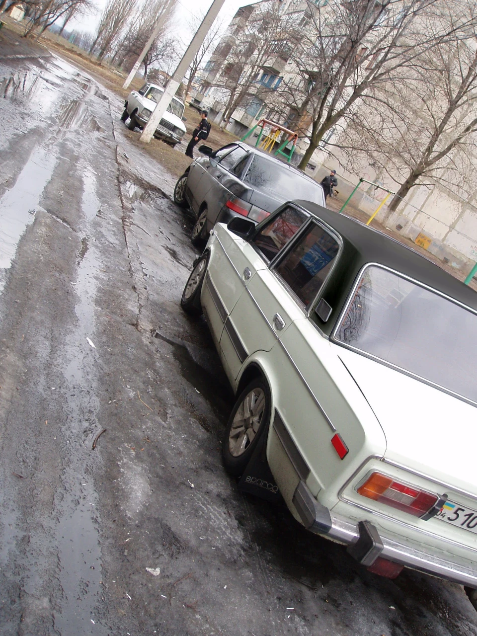 Чи варто фарбувати дах у чорний