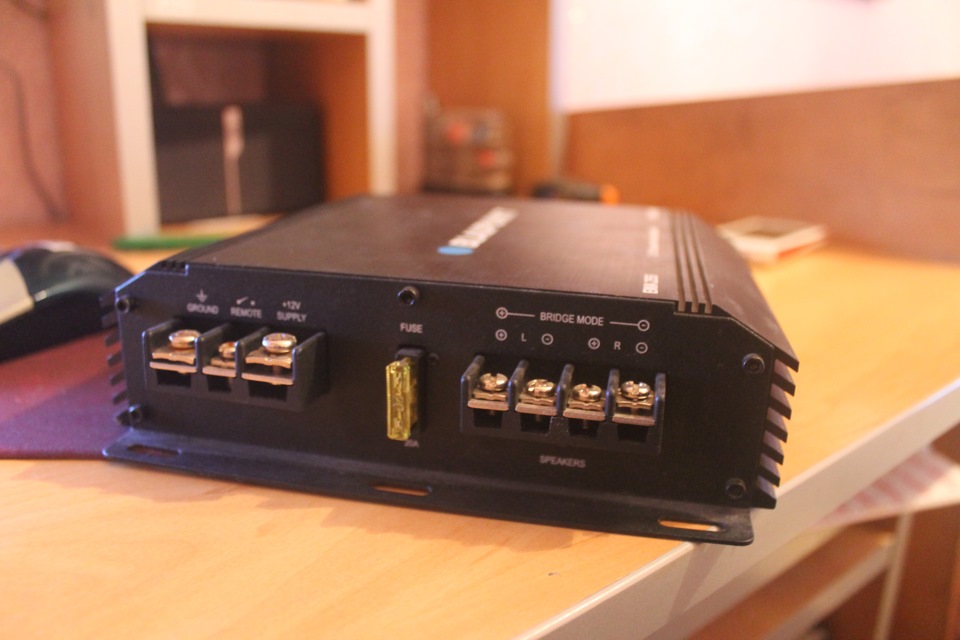 продам підсилок blaupunkt ema255 і саб Магнат 5