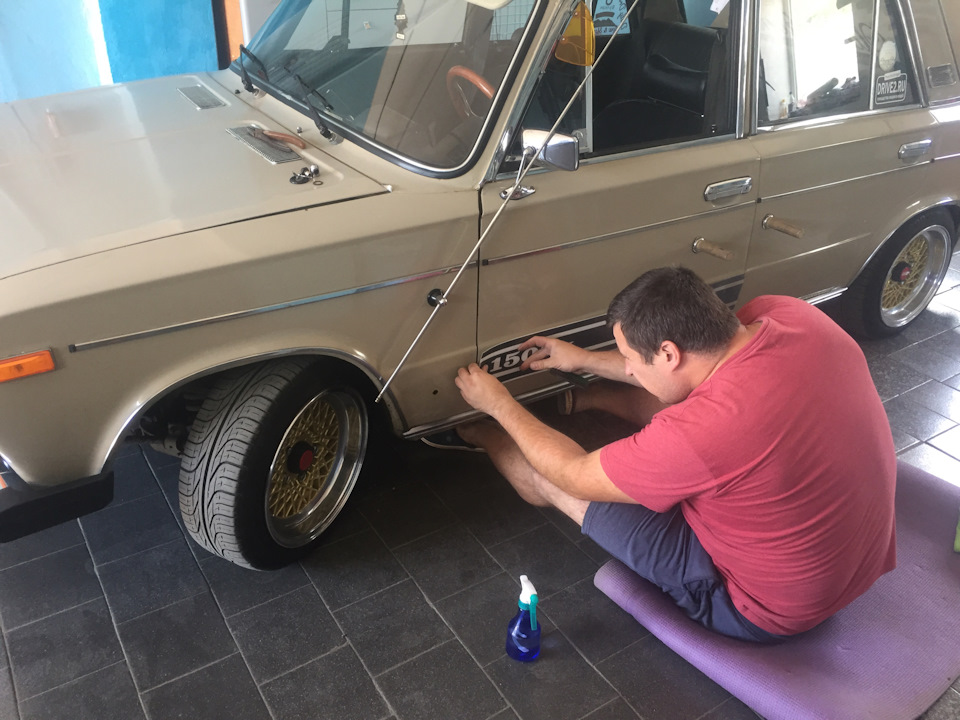 Наклеювання на борт LADA 1500S 5