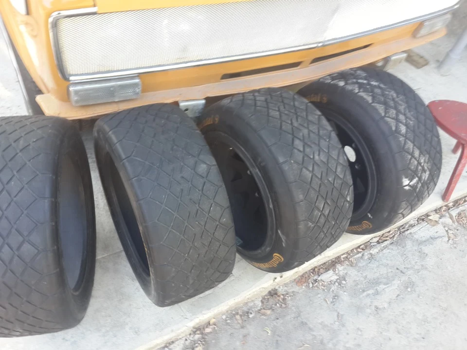 Прикупив тапки 205 R13 та магнієві диски.