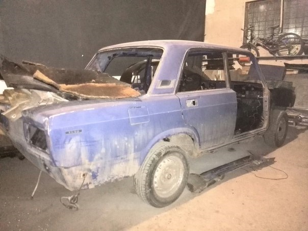 Починаємо видаляти м'яті деталі кузова. 2