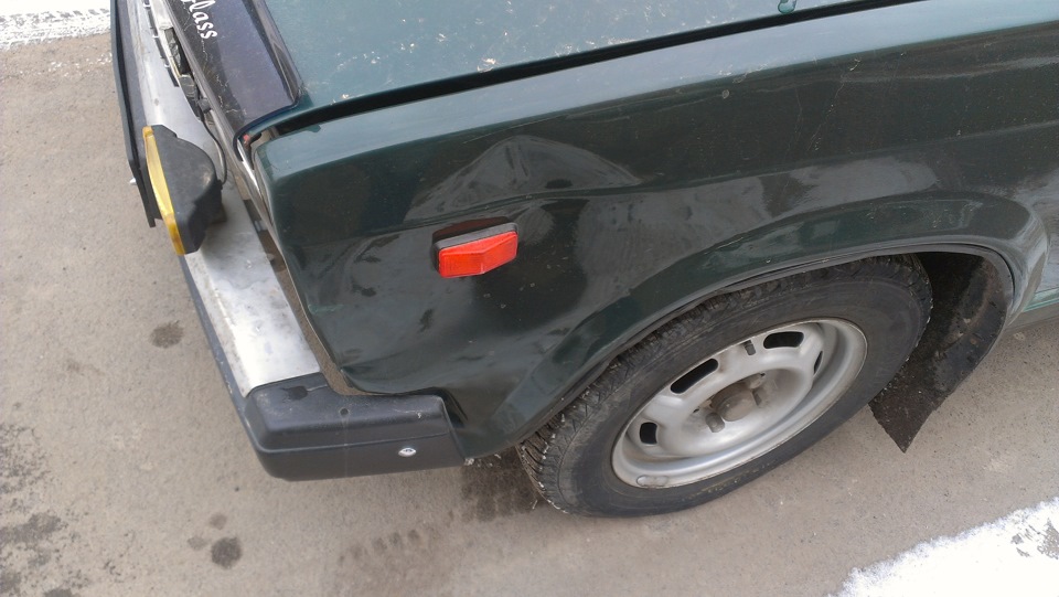 Toyota Camry вдарила на парковці 4