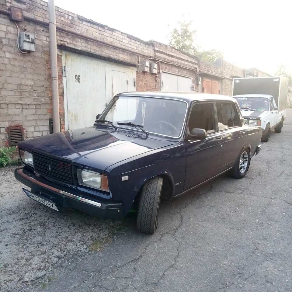 Кріплення номера з регулюванням нахилу та сітка назад }